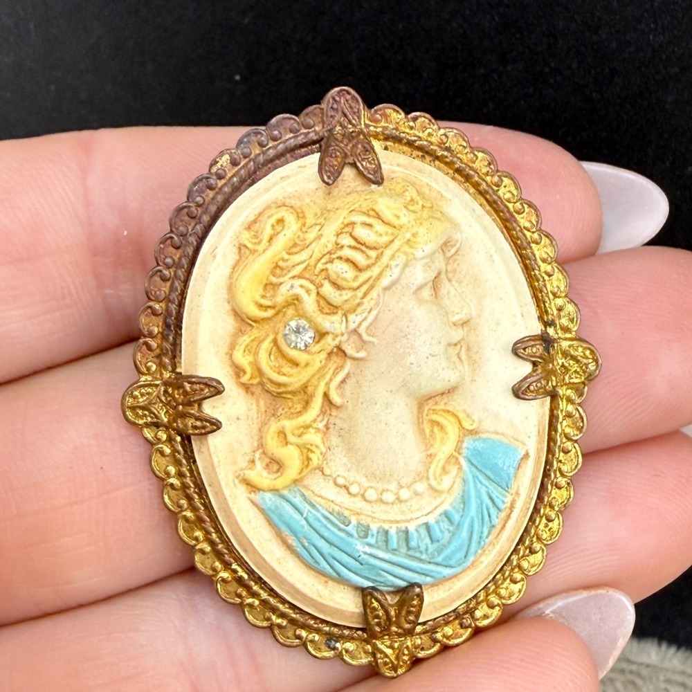 Vintage Cameo Brooch Molded Gold Tone